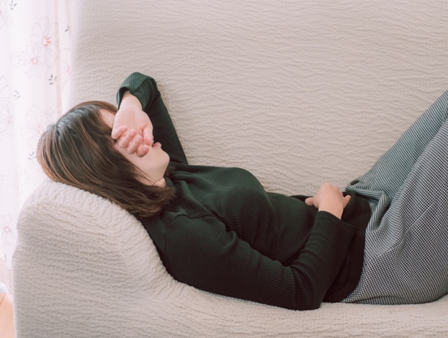 PMS（月経症候群）のよくある症状一覧｜原因とやわらげる方法を解説